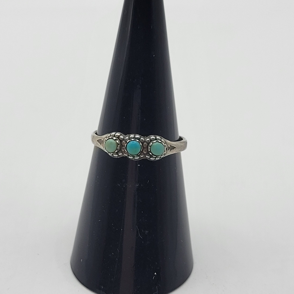 Vintage small danity native turquoise 3 stone ring size 5.5 Bell trading